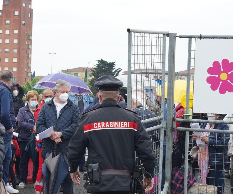 Qualche ritardo e i soliti “furbi”: sale la tensione al centro vaccinale 