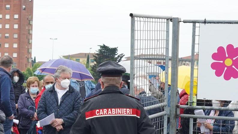 Qualche ritardo e i soliti “furbi”: sale la tensione al centro vaccinale
