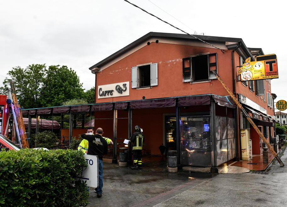 Incendio in un appartamento, due intossicati 