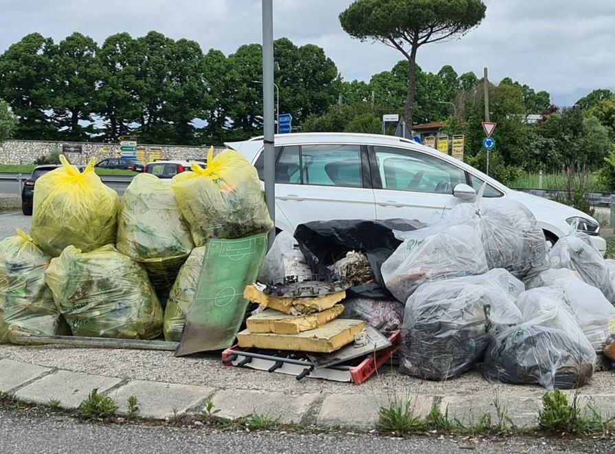 Cittadini all’opera per ripulire la Lecciona e l’area del Magazzeno 