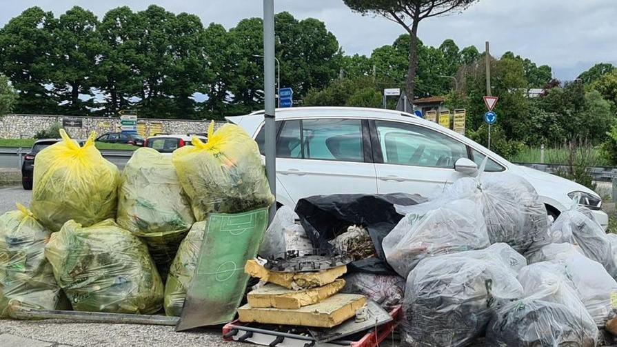 Cittadini all’opera per ripulire la Lecciona e l’area del Magazzeno
