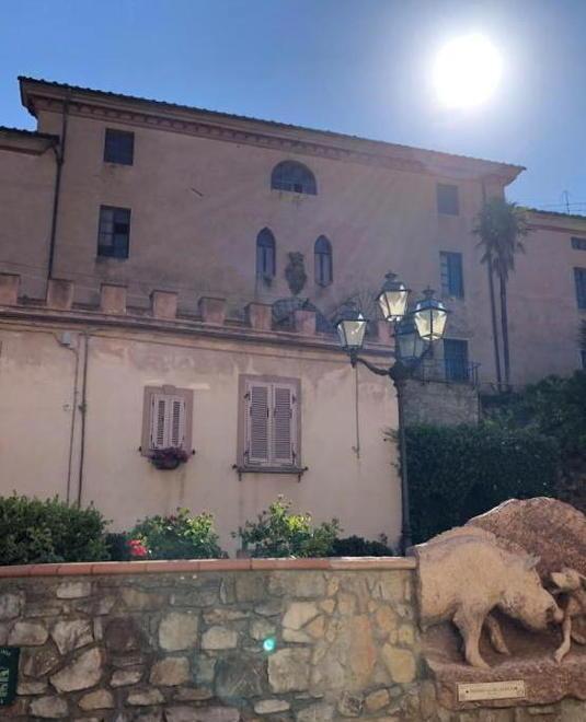 Il fascino del paese nel bosco con i nuovi cartelli turistici 