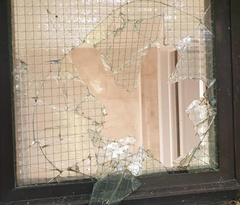Vandali scatenati nel borgo, devastato il parco 