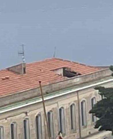 Tetto ceduto, dieci giorni di lavori chiuso anche il vicino asilo nido 