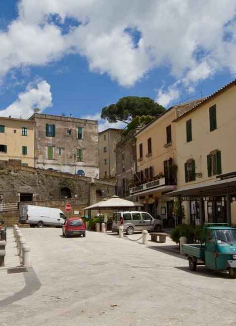 Ztl in piazza Petruccioli al via dal 1° giugno 