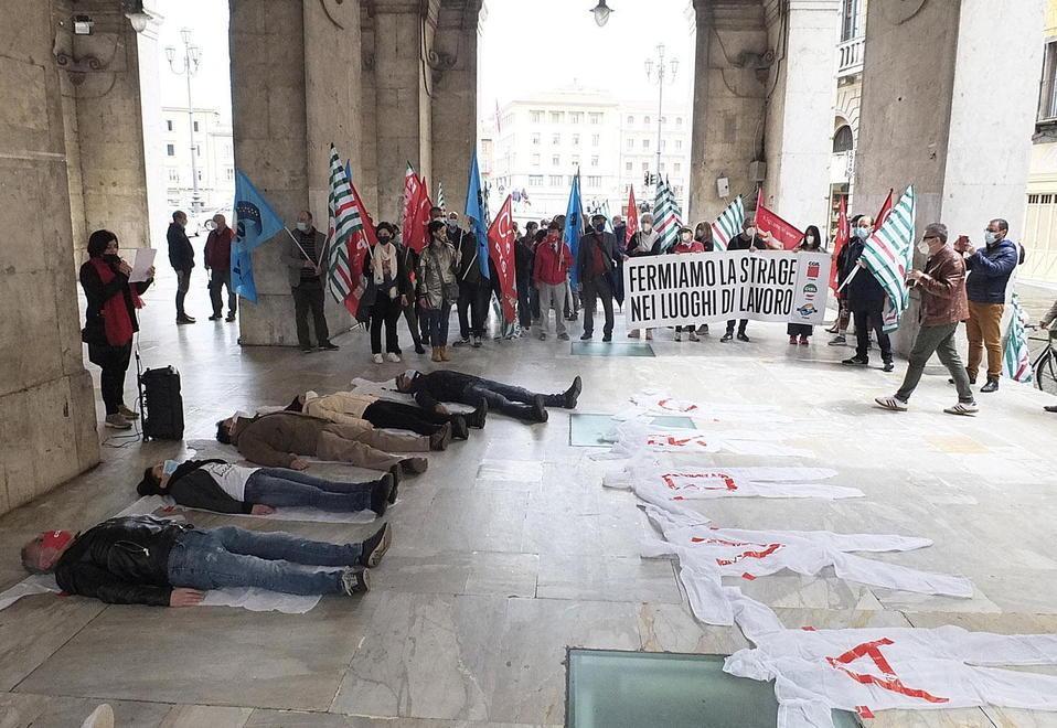 Pisa, flash mob con finti cadaveri contro le stragi sul lavoro 