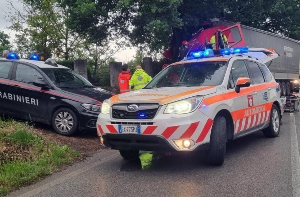 Camion contro un albero a Stabbia