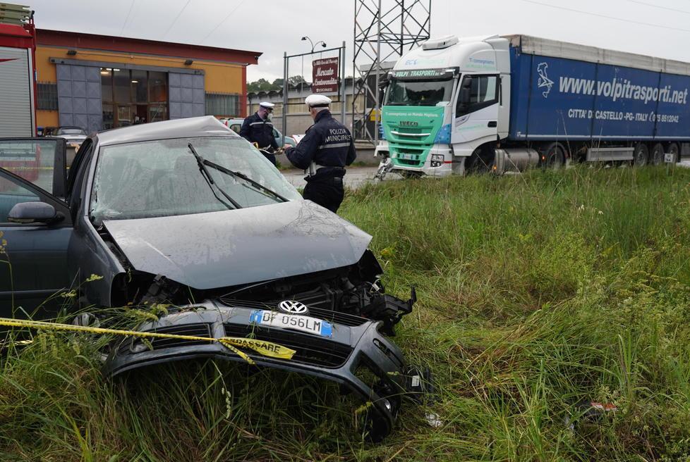 Si scontra con l’auto contro un Tir muore pensionata montaionese