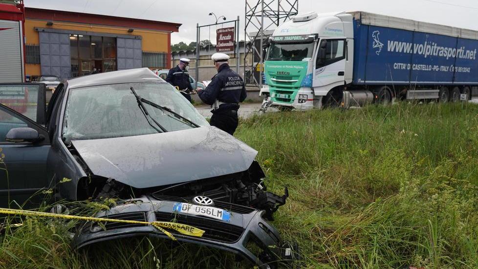 Si scontra con l’auto contro un Tir muore pensionata montaionese