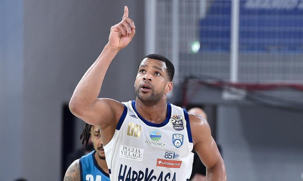 Bostic disastroso al tiro Brindisi cade con la Virtus in Gara 1 della semifinale