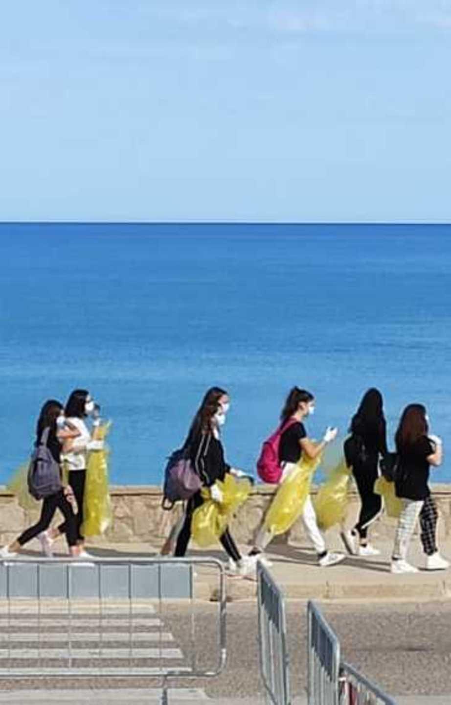 Via i rifiuti dalla spiaggia di Li Junchi 