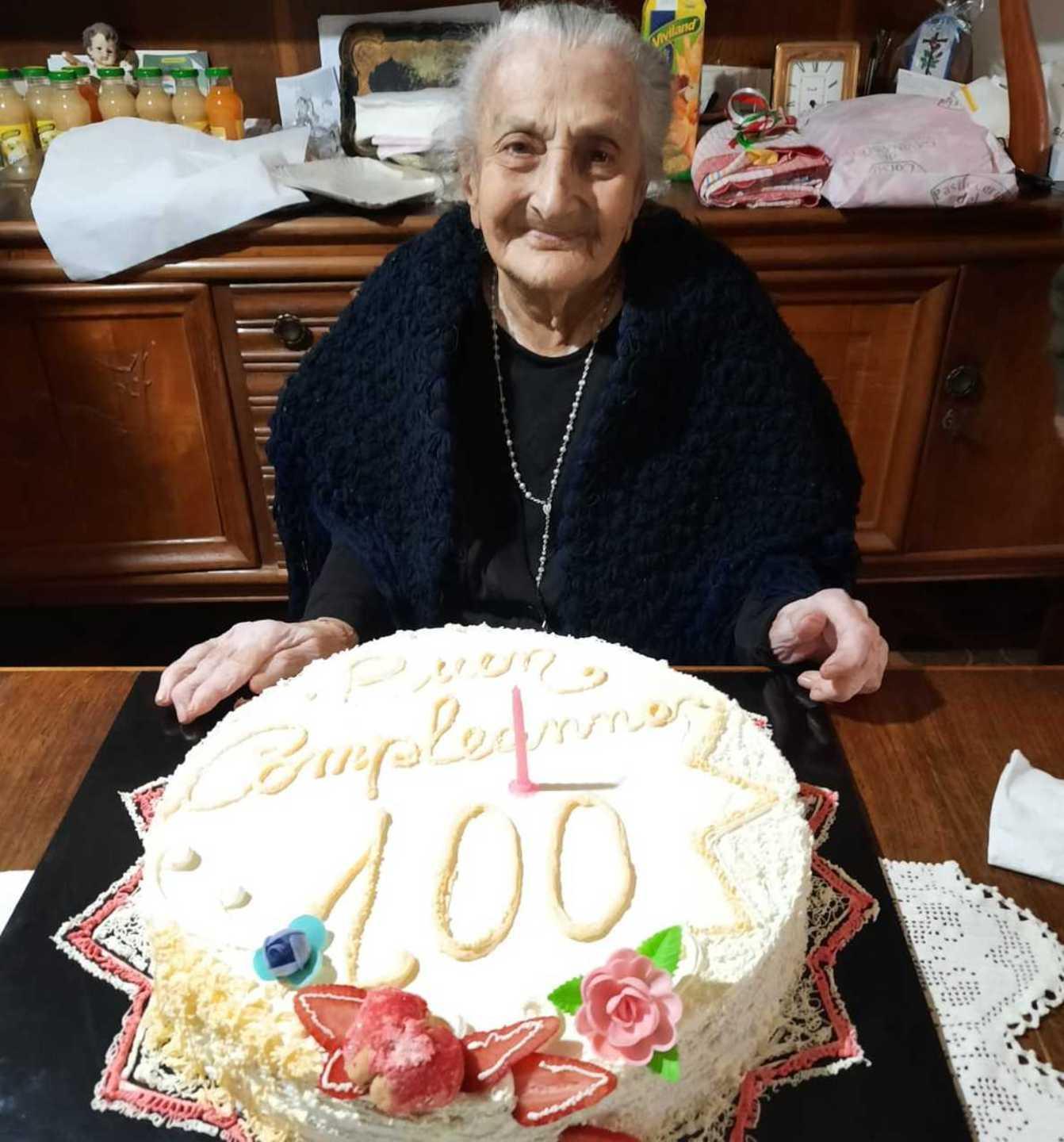 Comunità in festa per i cento anni di zia Maria Bonaria Paddeu 
