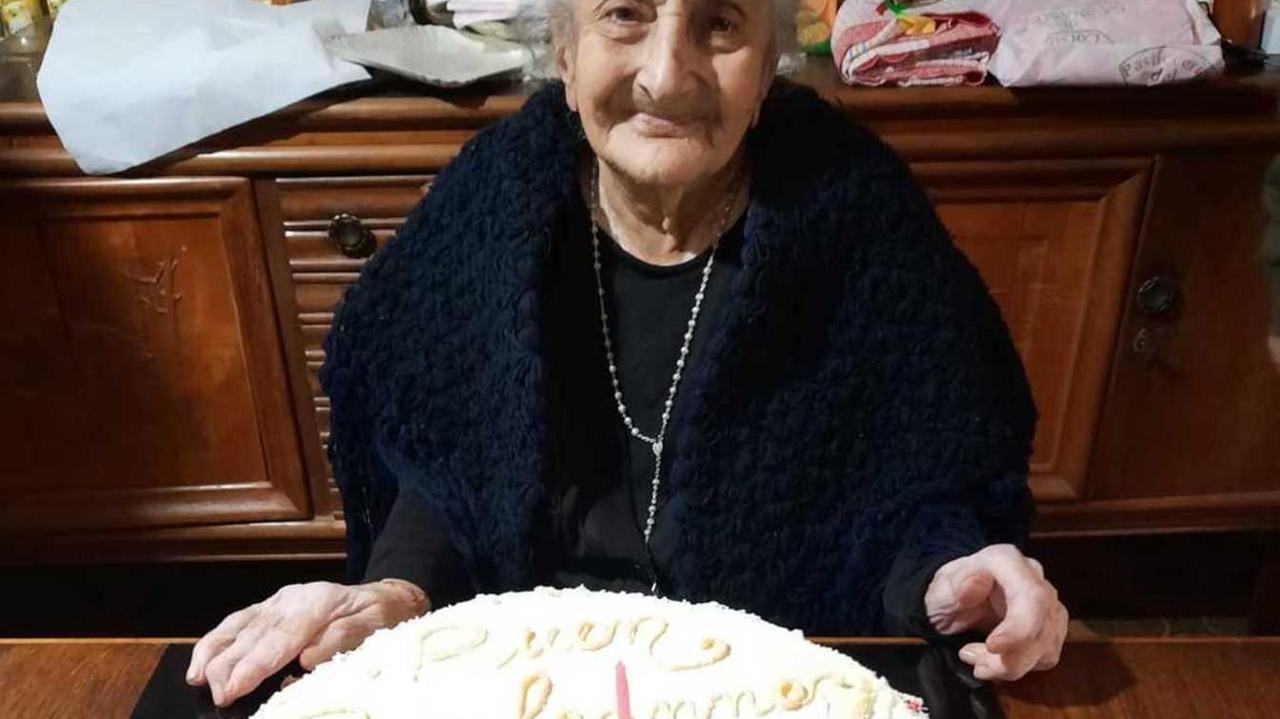 Comunità in festa per i cento anni di zia Maria Bonaria Paddeu
