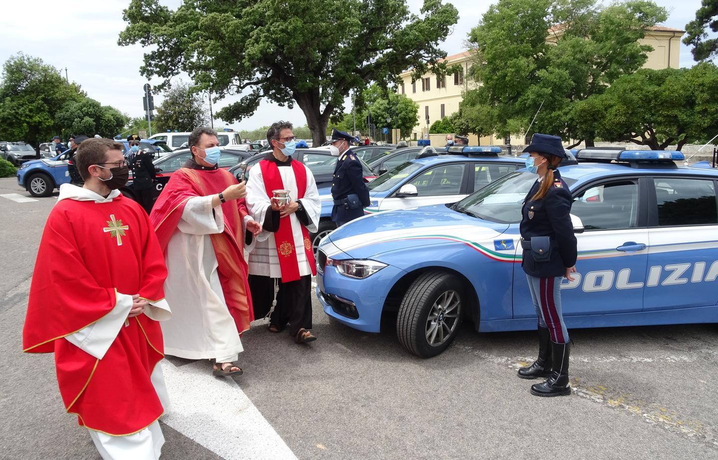 Benedetti i mezzi di forze di polizia e militari 
