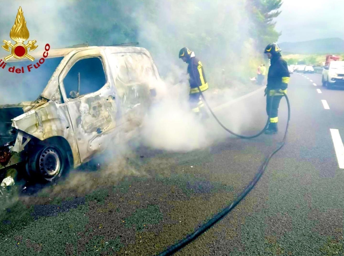 Furgone in fiamme sulla 131, conducente in salvo 