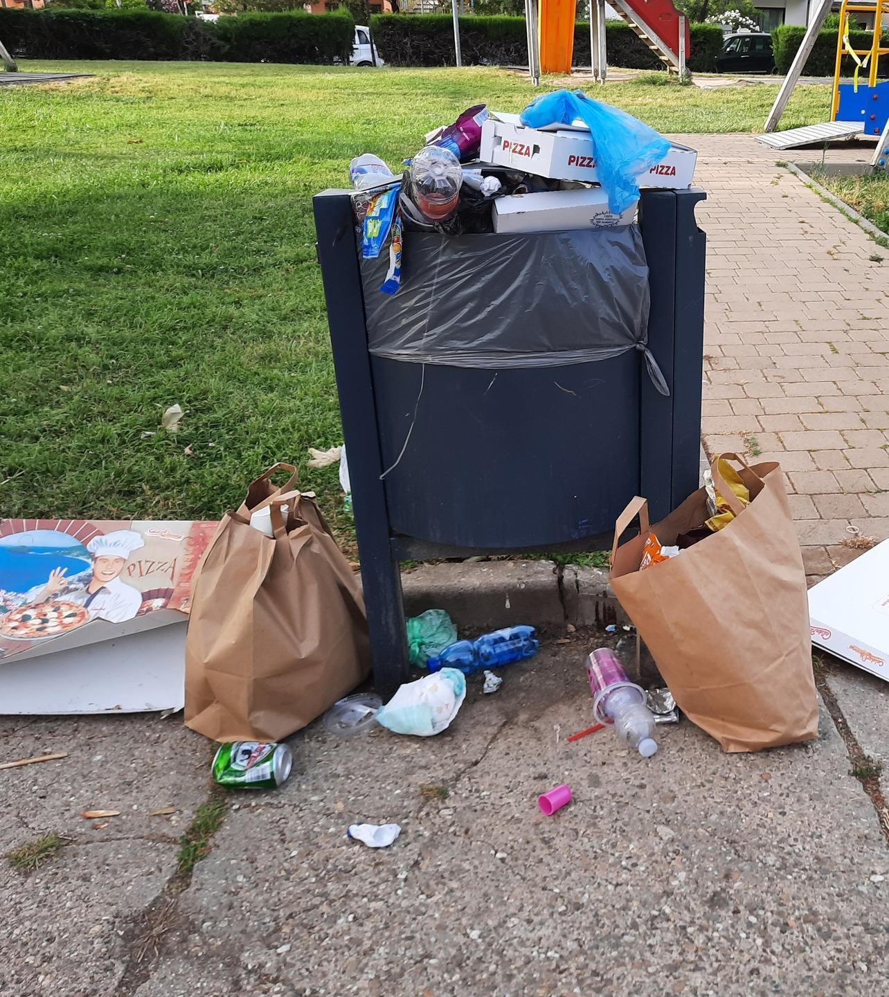 Oristano, un altro week end alcolico e il parco è pieno di rifiuti 