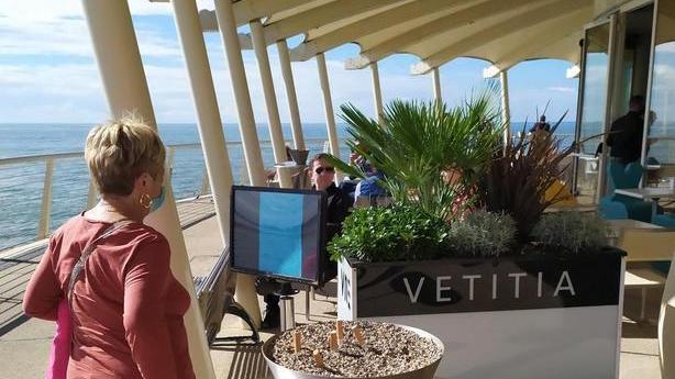 Nuovo ristorante a Pietrasanta: 6 posti e 8 al bar sul pontile