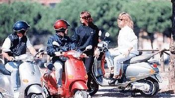 Ragazzi in motorino in una foto d'archivio