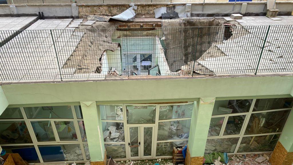 La grande voragine che si è aperta sopra all’atrio e alle stanze da gioco del nido di via Michon: si vedono il solaio crollato e le mattonelle del pavimento della terrazza che si trova sopra l’edificio