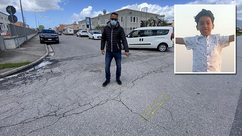 Un amico della famiglia della vittima indica il punto di impatto tra la moto del 52enne cascinese e la bici di Adam Fatmi