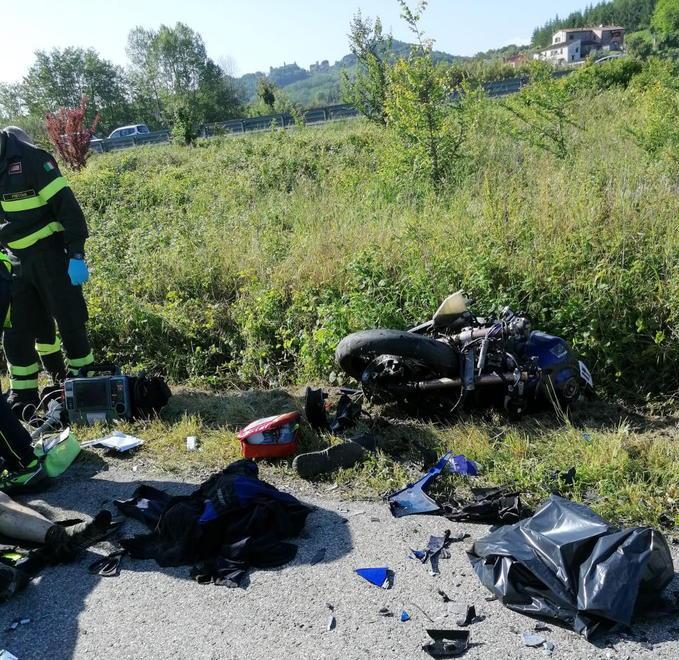 Si schianta con la moto contro un’auto: muore a 34 anni