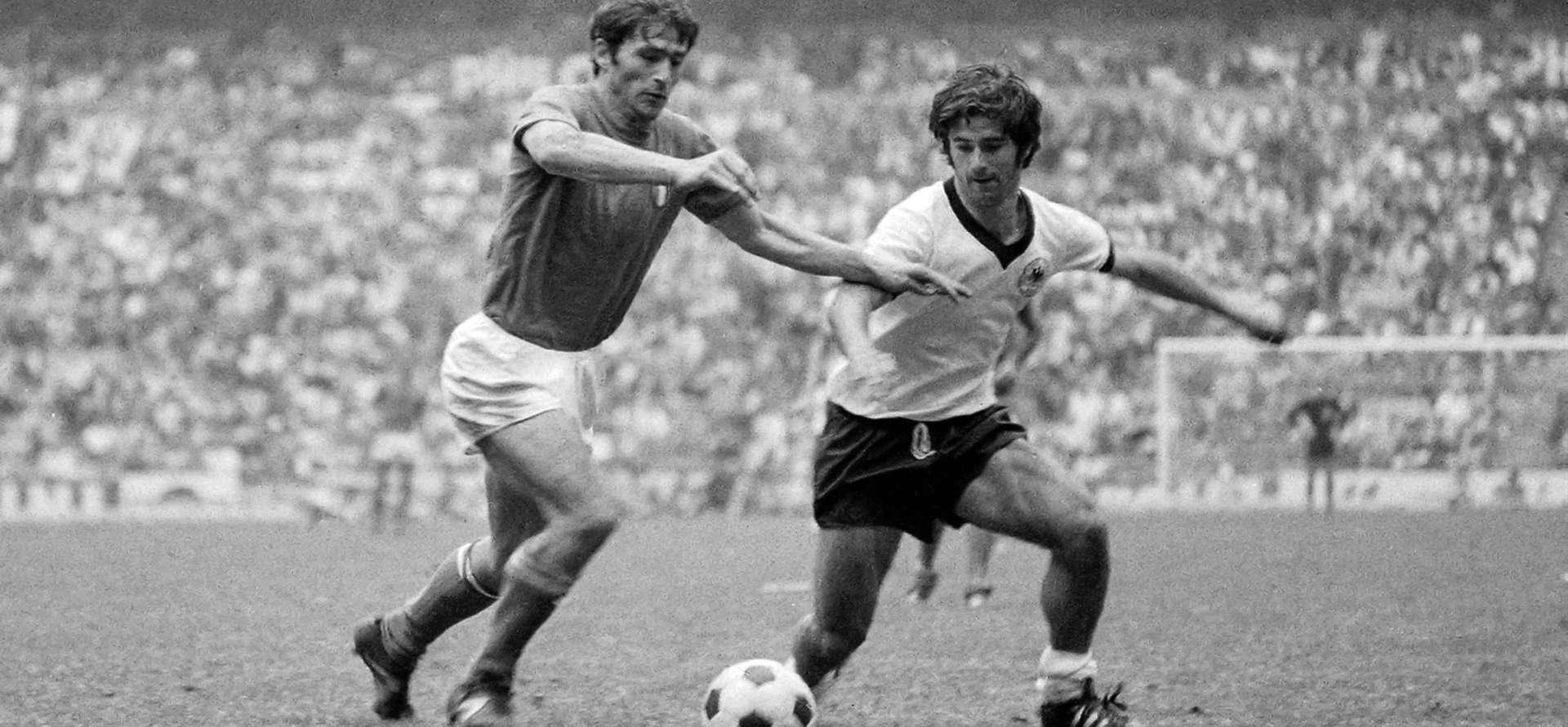Duello Burgnich-Muller nella mitica Italia-Germania 4-3 del 1970 in cui l'azzurro segnò il secondo gol dell'Italia