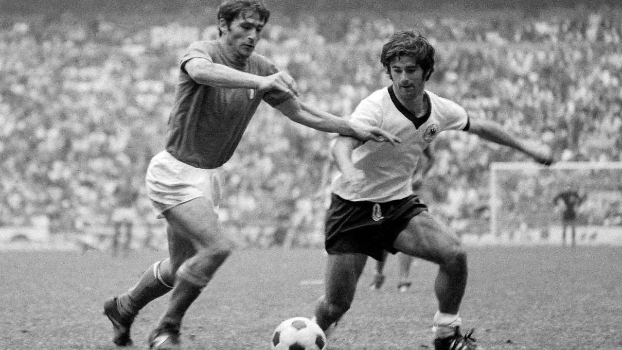 Duello Burgnich-Muller nella mitica Italia-Germania 4-3 del 1970 in cui l'azzurro segnò il secondo gol dell'Italia