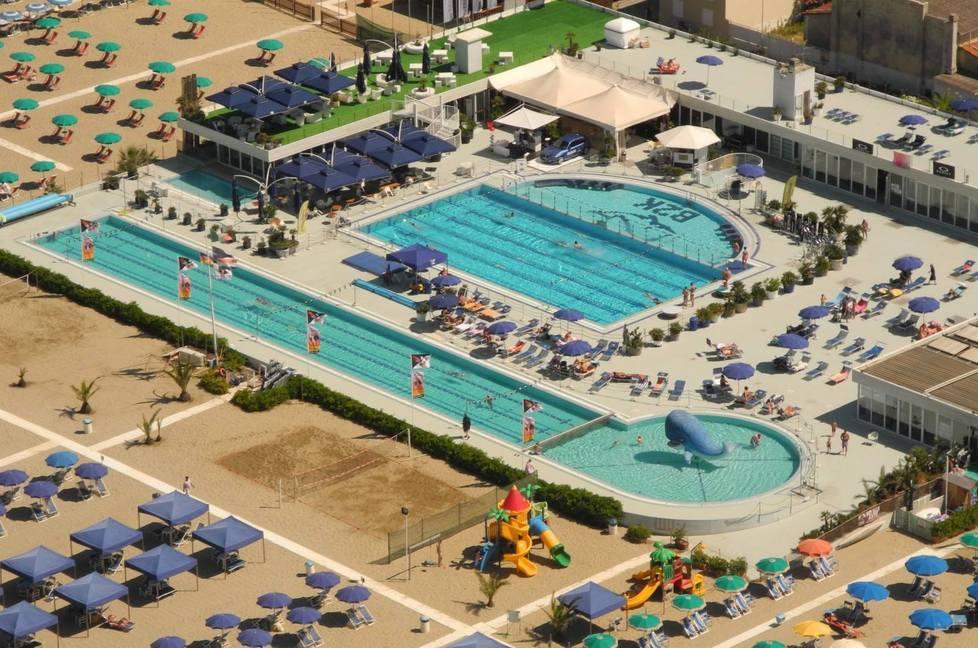 Una bella immagine d’archivio delle piscine del bagno Balena in Passeggiata