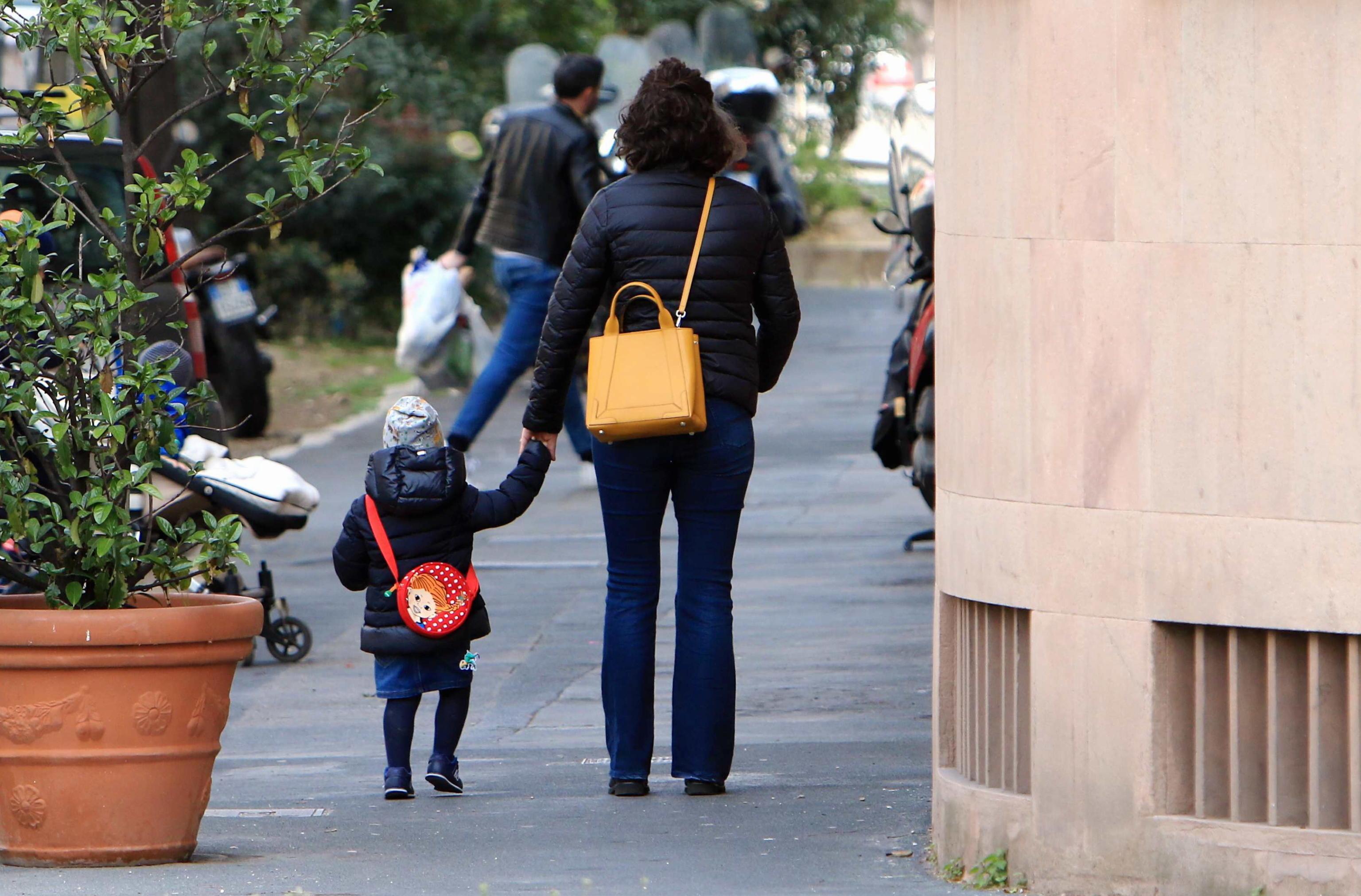 Una madre accompagna la figlia la scuola, immagine di repertorio
