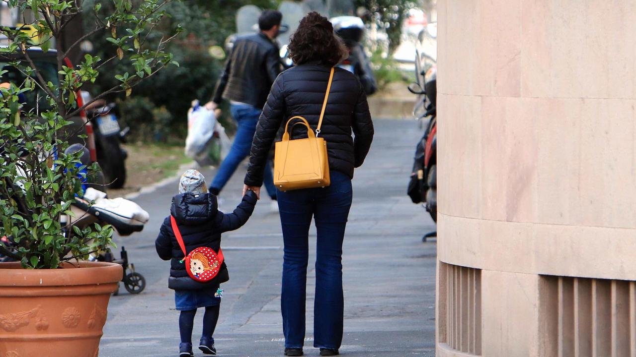 Una madre accompagna la figlia la scuola, immagine di repertorio