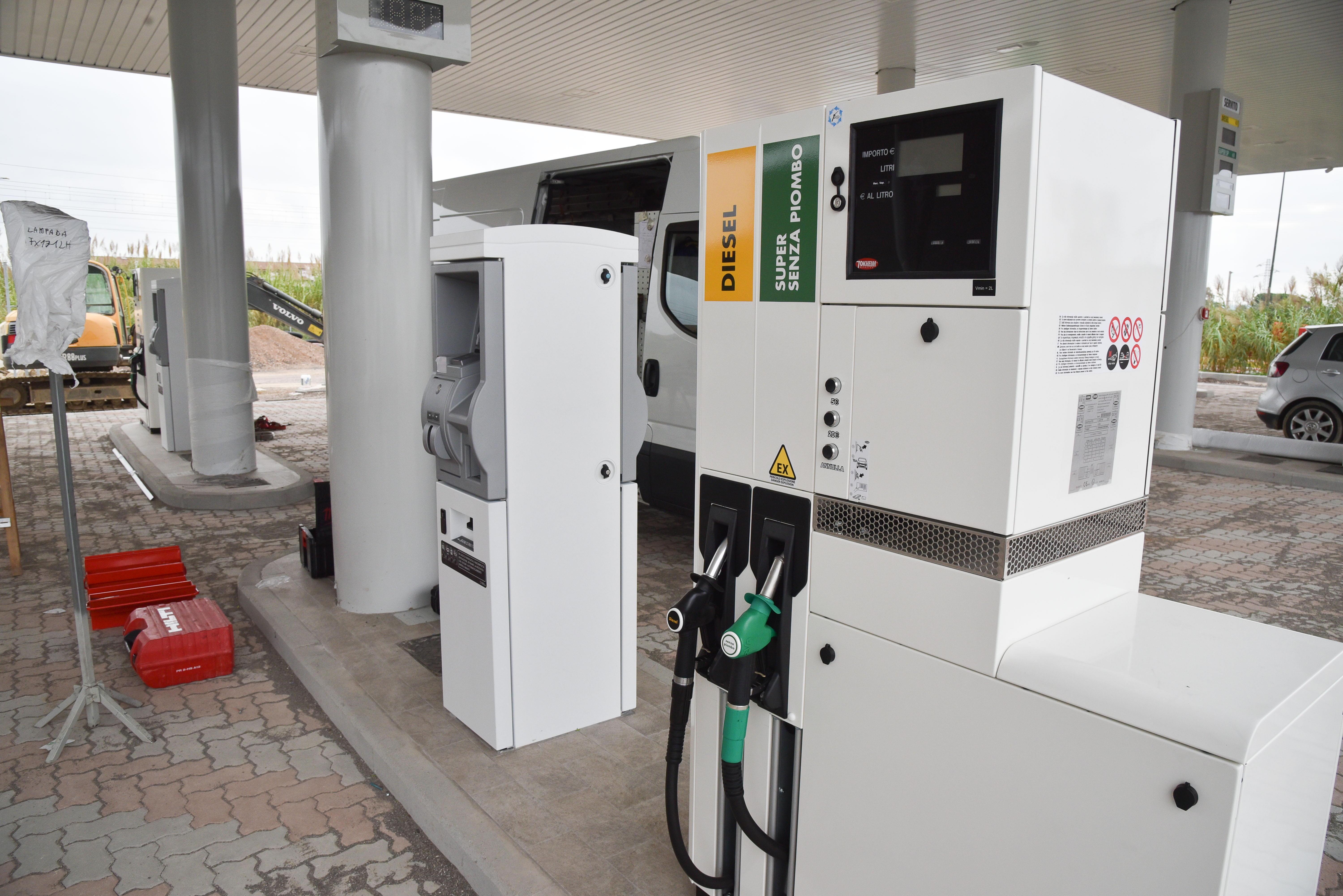 Modena, i "furbetti" del cashback: decine di rifornimenti di benzina in pochi minuti 