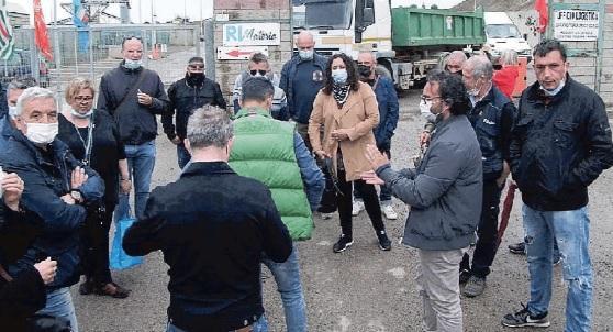 Il presidio fuori dalla discarica (foto Paolo Barlettani)