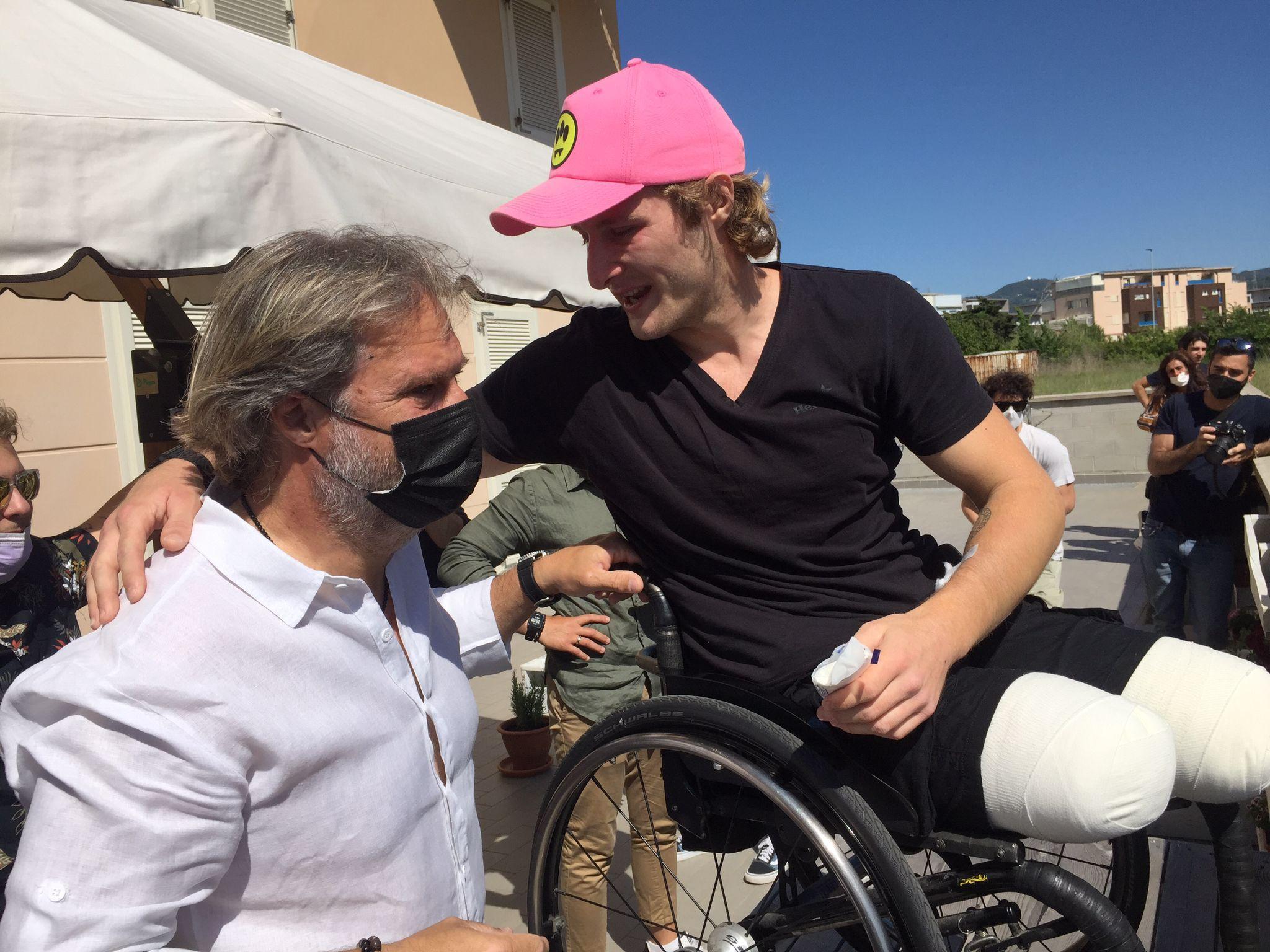 L'abbraccio di Christian Volpi con il padre Roberto