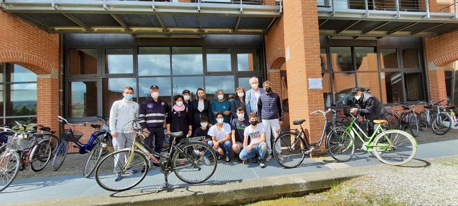 Il gruppo di ragazzi dell'officina dell'istituto Marconi col preside e gli altri promotori dell'iniziativa