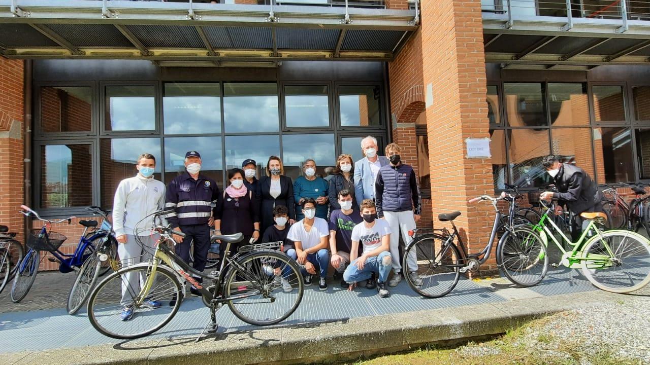Il gruppo di ragazzi dell'officina dell'istituto Marconi col preside e gli altri promotori dell'iniziativa