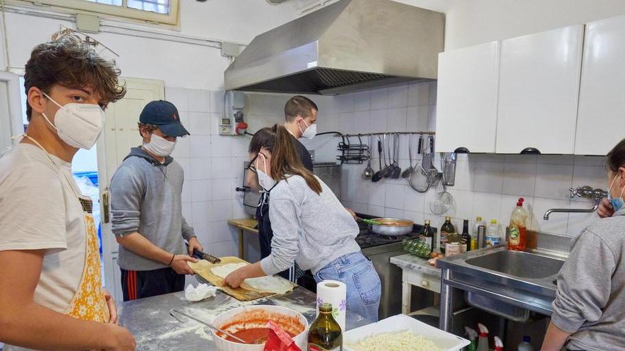 I giovani al servizio degli ultimi, il loro svago è alla mensa