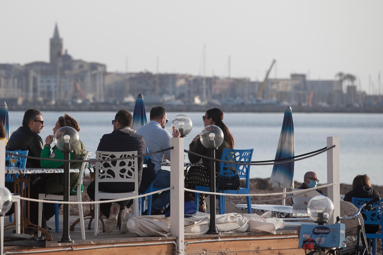 Sulla Nuova in edicola giovedì 27, la Sardegna verso la zona bianca