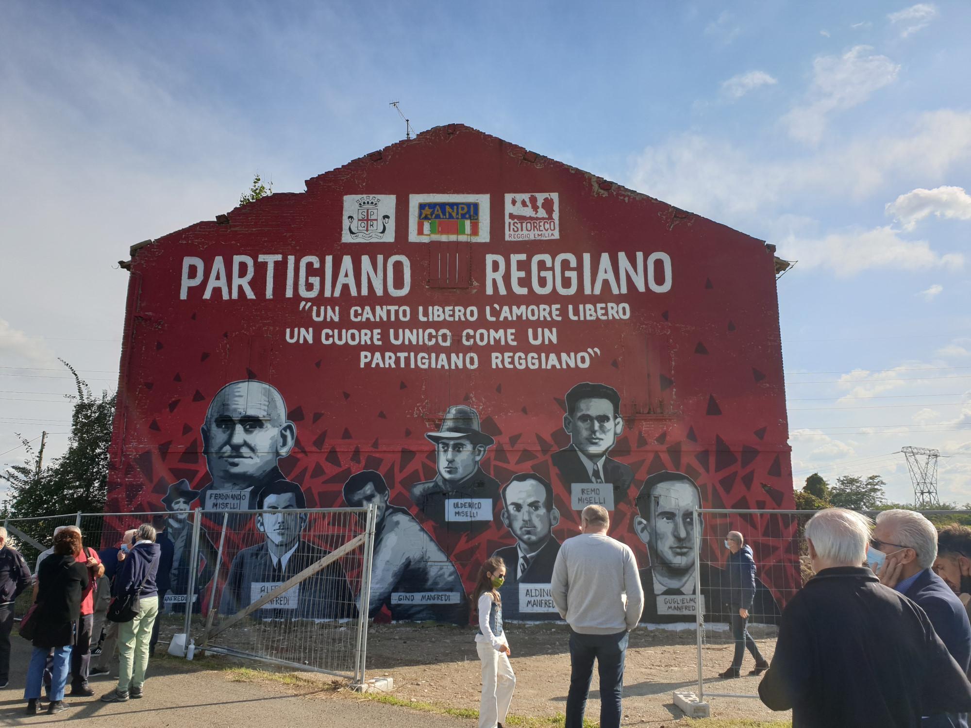 L'abbraccio dei reggiani a Casa Manfredi