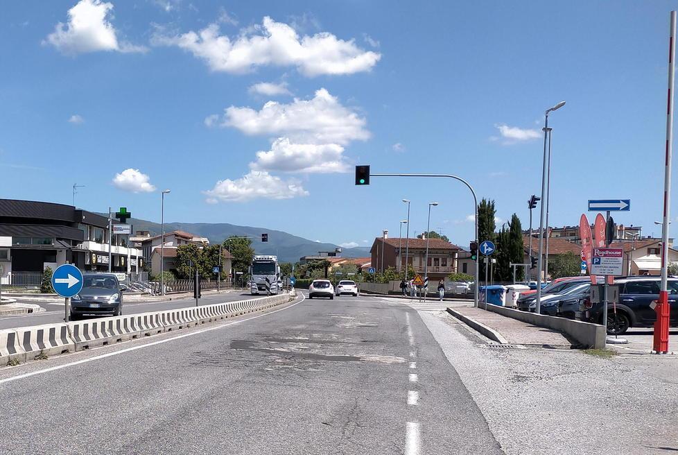 In via Guicciardini l’asfalto è rovinato: 30 chilometri all’ora il nuovo limite 