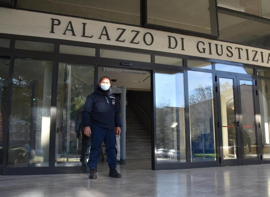 Non può avvicinare la vicina dopo la lite per i cani e i gatti 