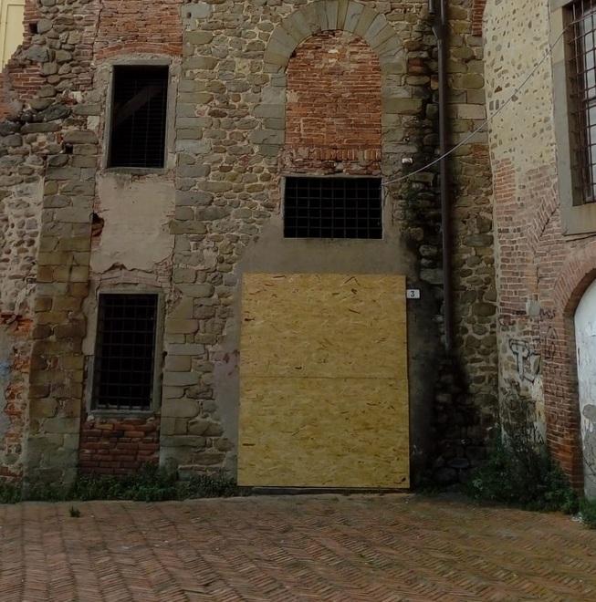 Per fermare i vandali il Comune sigilla la vecchia casa torre 
