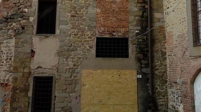 Per fermare i vandali il Comune sigilla la vecchia casa torre