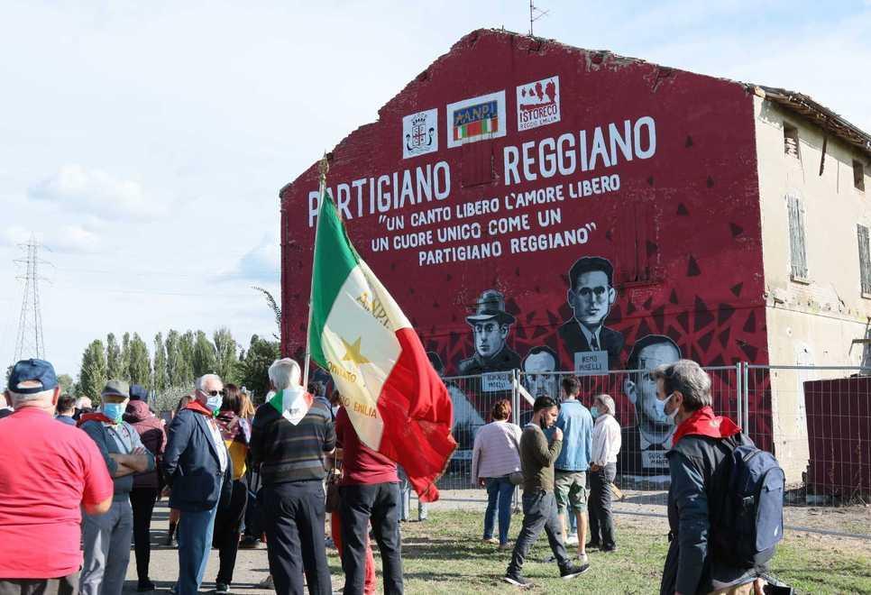 Una catena umana per salvare il murale di Casa Manfredi