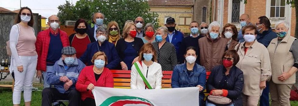 Panchina arcobaleno anti-omofobia