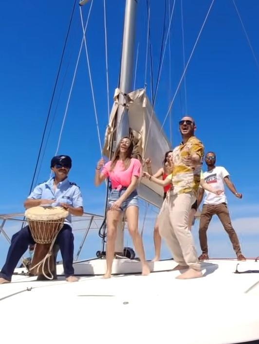 Insulti no-vax al reggaeton sardo “AstraZeneca” 