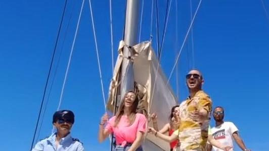 Insulti no-vax al reggaeton sardo “AstraZeneca”