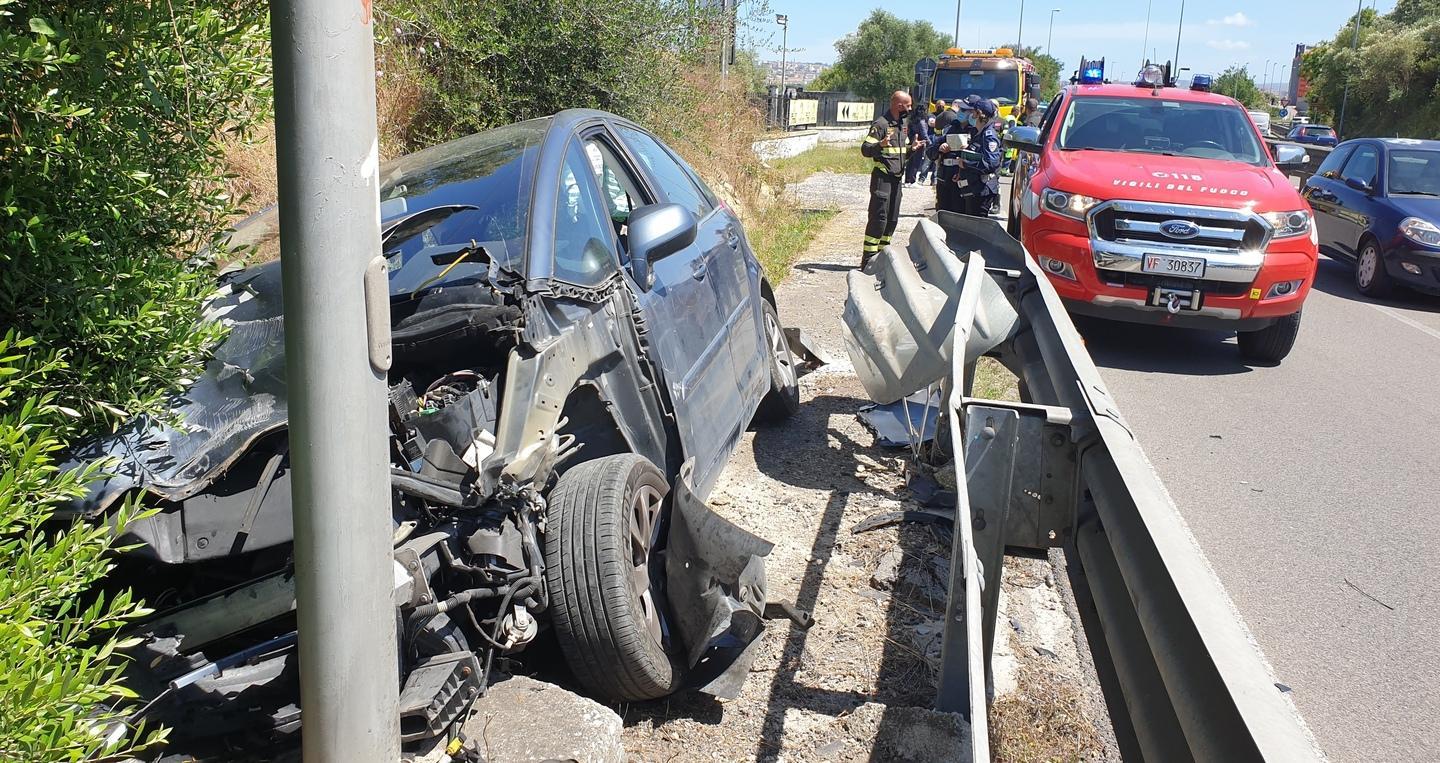 Auto contro guardrail, paura a Li Punti 