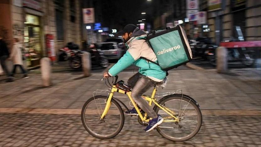 Quelle consegne in bici per 13 euro a turno: la dura vita dei rider, che ora sperano nella legge toscana