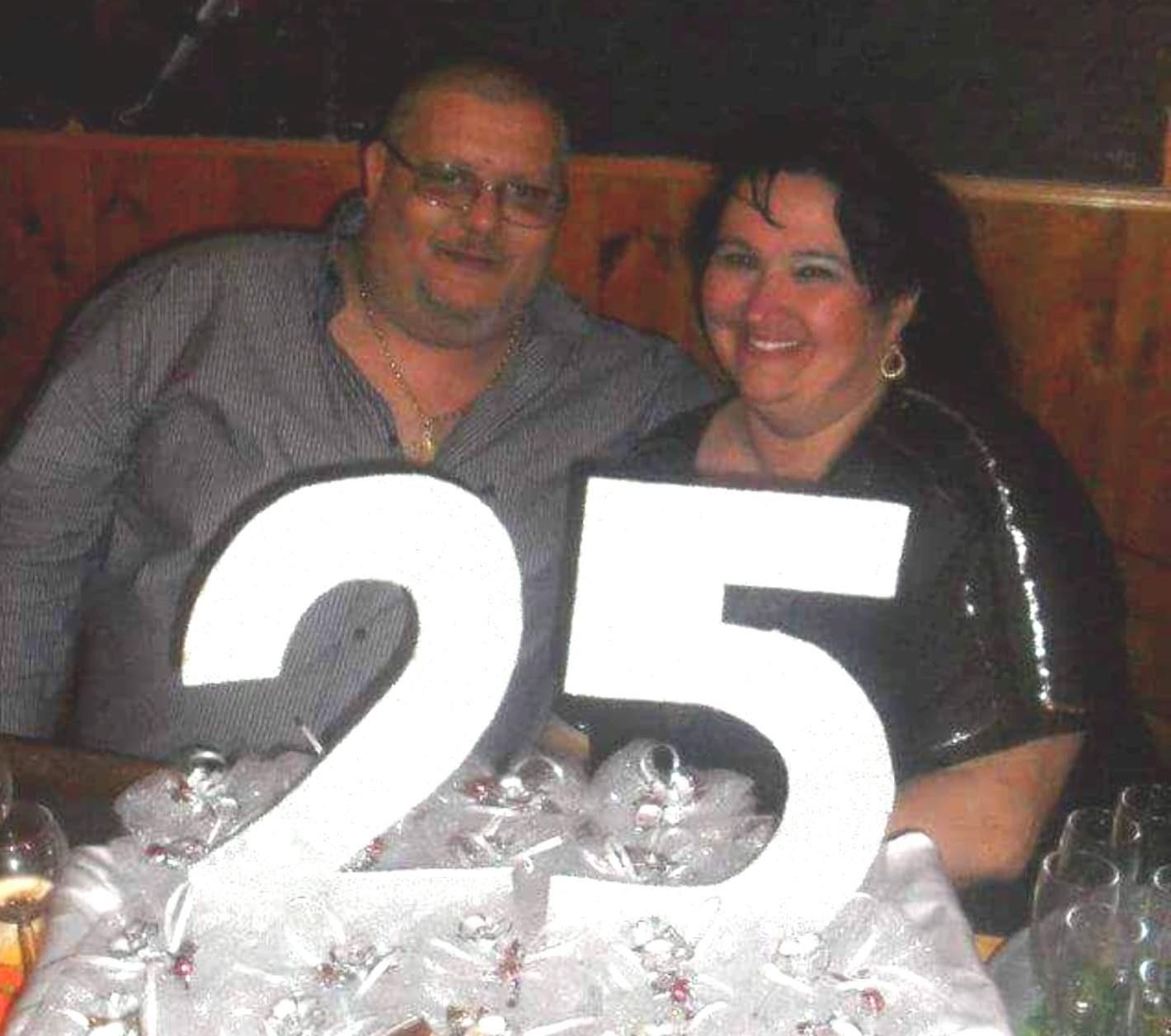 Alfredo Guerriero in una foto con la moglie per i festeggiamenti dei 25 anni di matrimonio