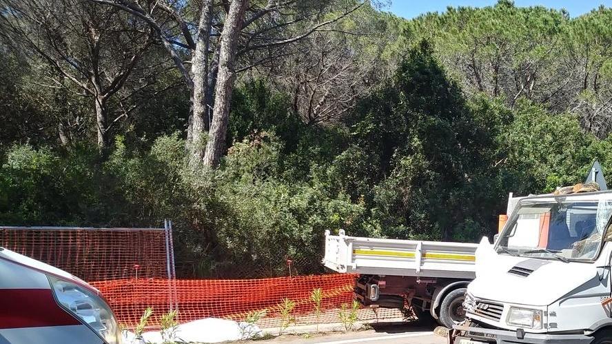 Muore a 44 anni sul cantiere della ciclabile: la tragica carambola, i soccorsi e le indagini